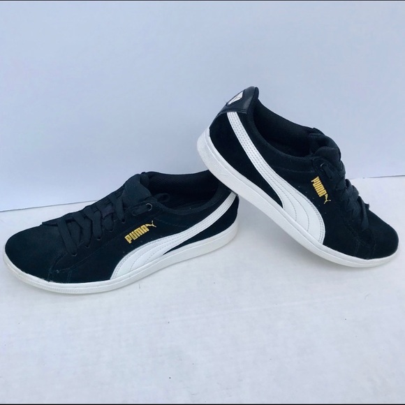 puma black and white tennis shoes